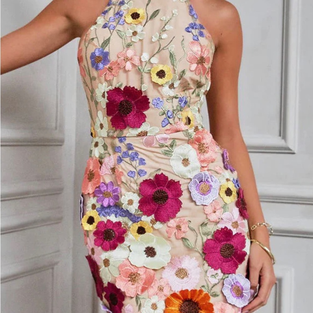 Thigh-Length
Polyester Floral Applique
Back Keyhole w/Button & Zipper
NeckHalter
